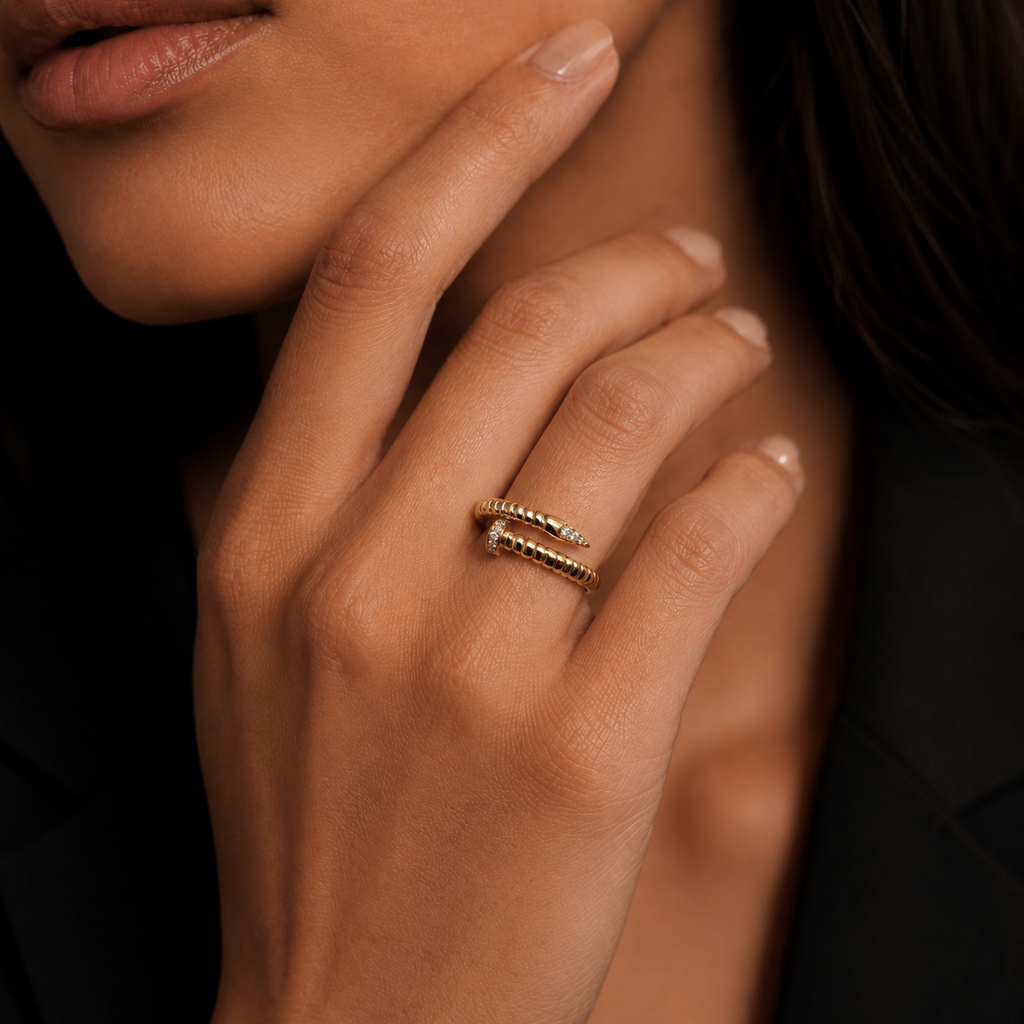 Ring in Nagelform mit Brillanten 0,07 ct in 18 Karat Gelbgold