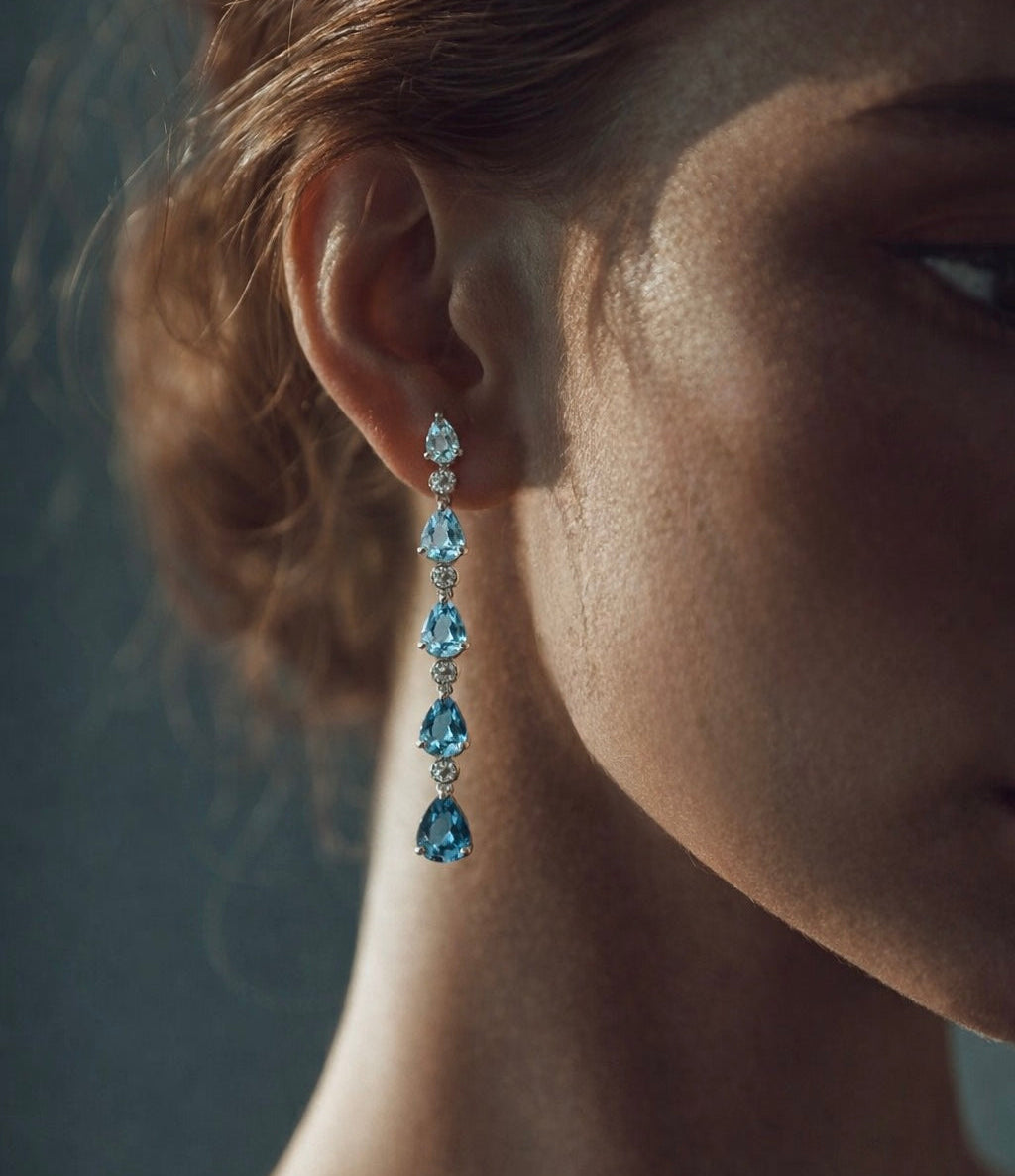 Ohrschmuck mit 0,078 ct mehrfarbigem blauem Topas aus 18 Karat Weißgold