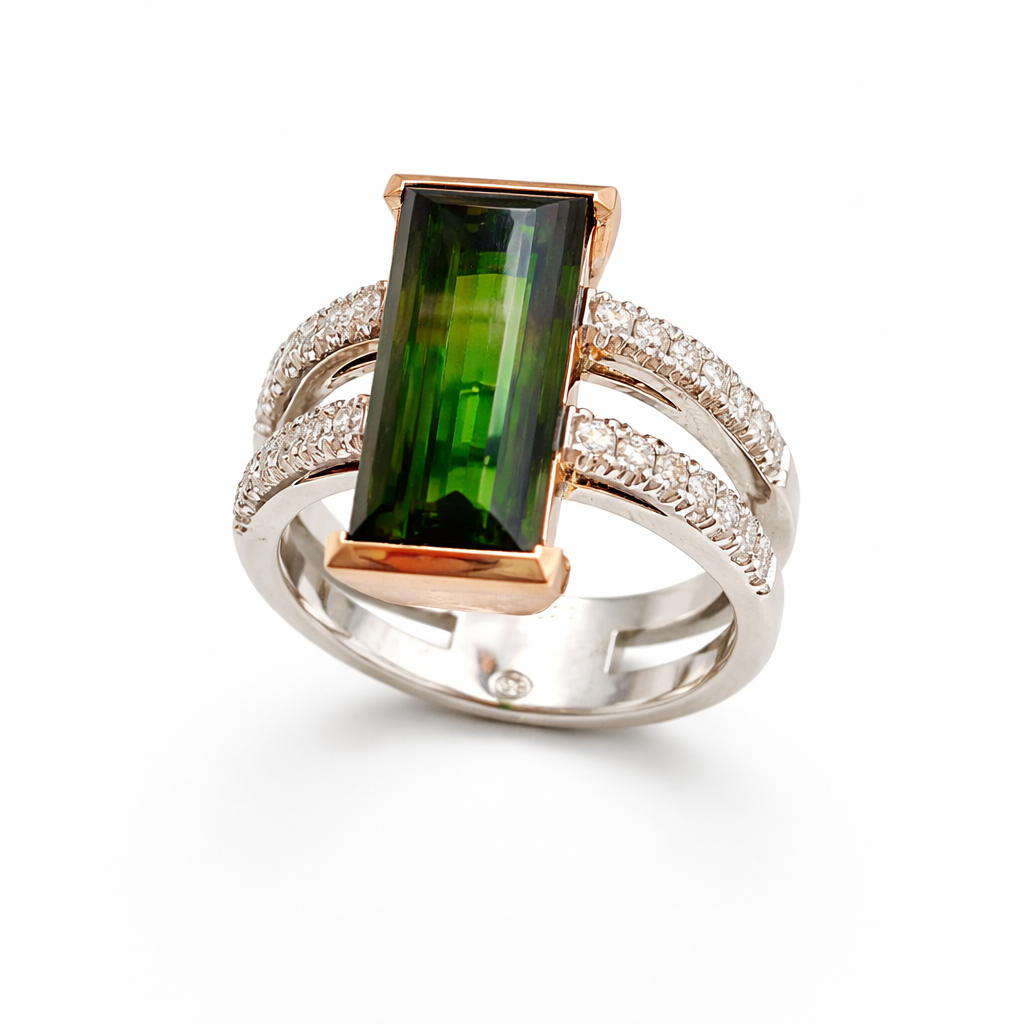 Ring mit grünem Turmalin und Brillanten