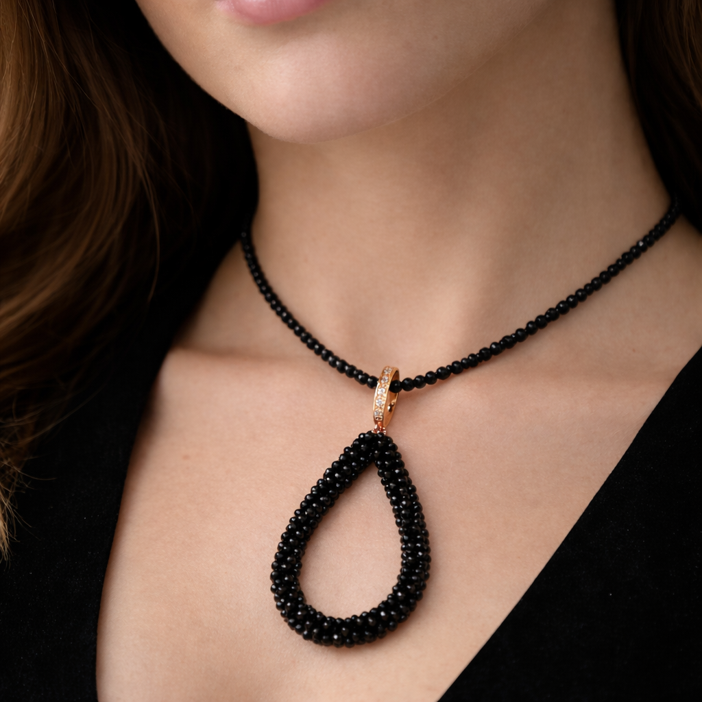 Collier und Anhänger aus Spinell gehäkelt mit rosévergoldetem Silberverschluss