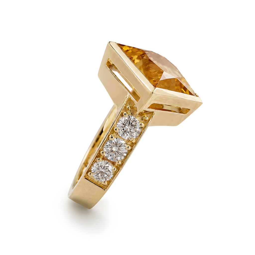 Ring mit Citrin 3,33ct. und Brillanten 0,54ct. in 18 Karat Gelbgold