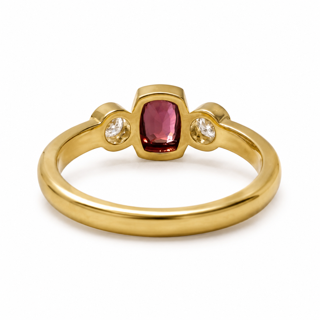 Ring mit Spinell 0,66ct. und Brillanten 0,44ct. in 18 Karat Gelbgold