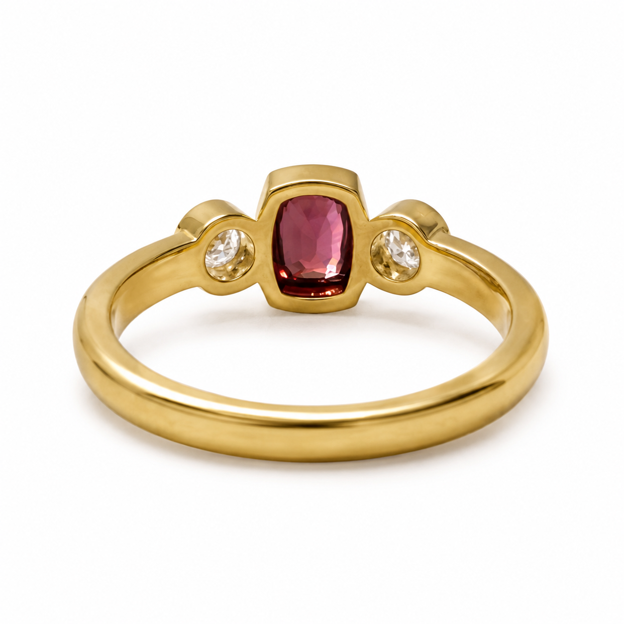 Ring mit Spinell 0,66ct. und Brillanten 0,44ct. in 18 Karat Gelbgold