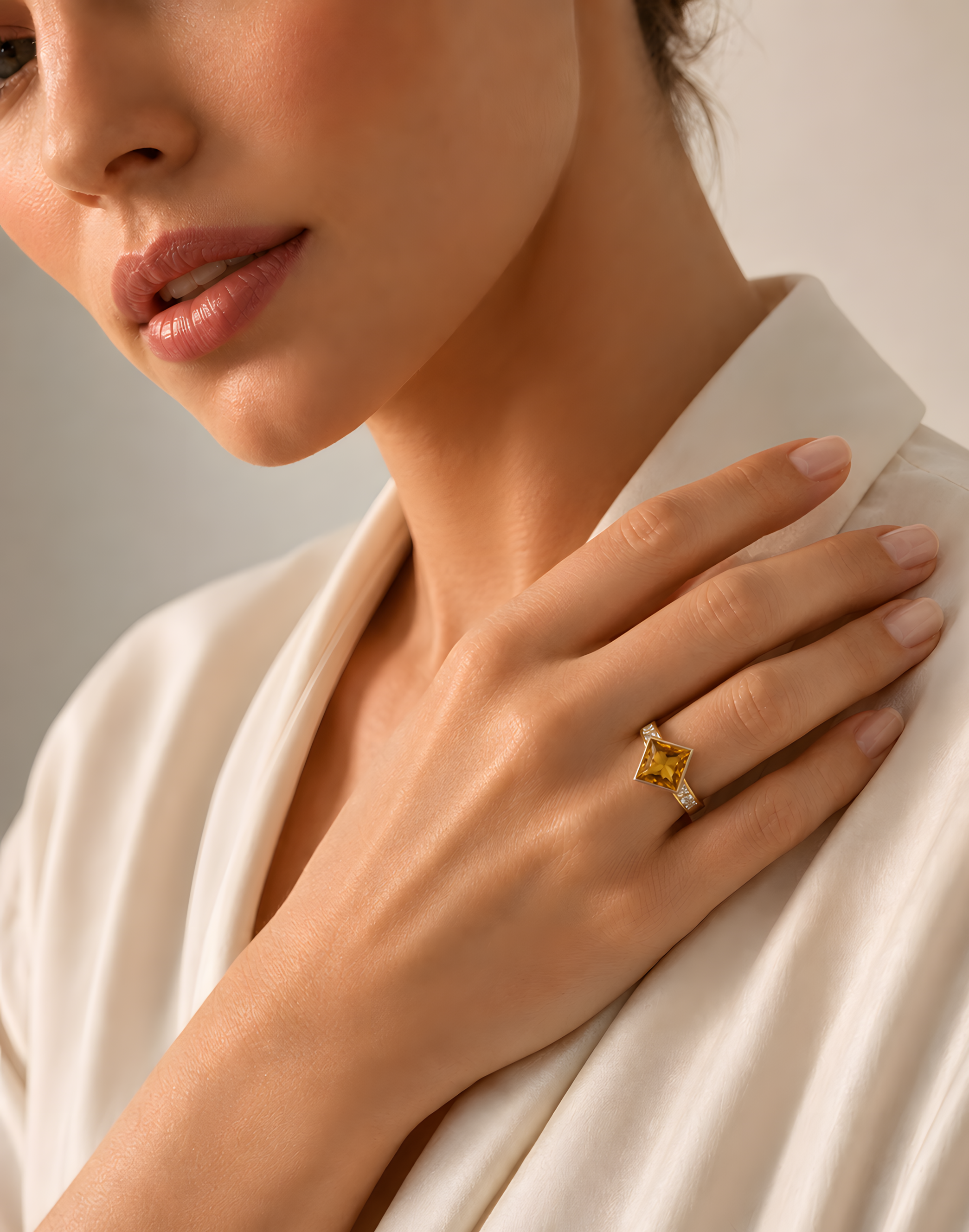 Ring mit Citrin 3,33ct. und Brillanten 0,54ct. in 18 Karat Gelbgold