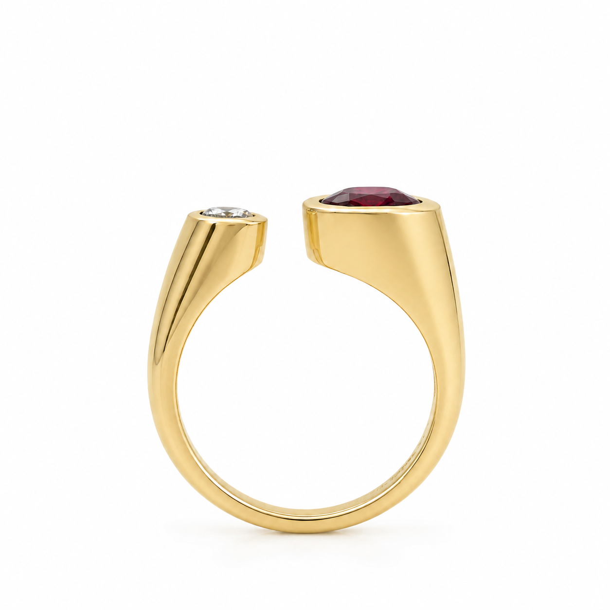 Ring mit Rhodolith und Diamant in 18 Karat Gelbgold handgefertigt
