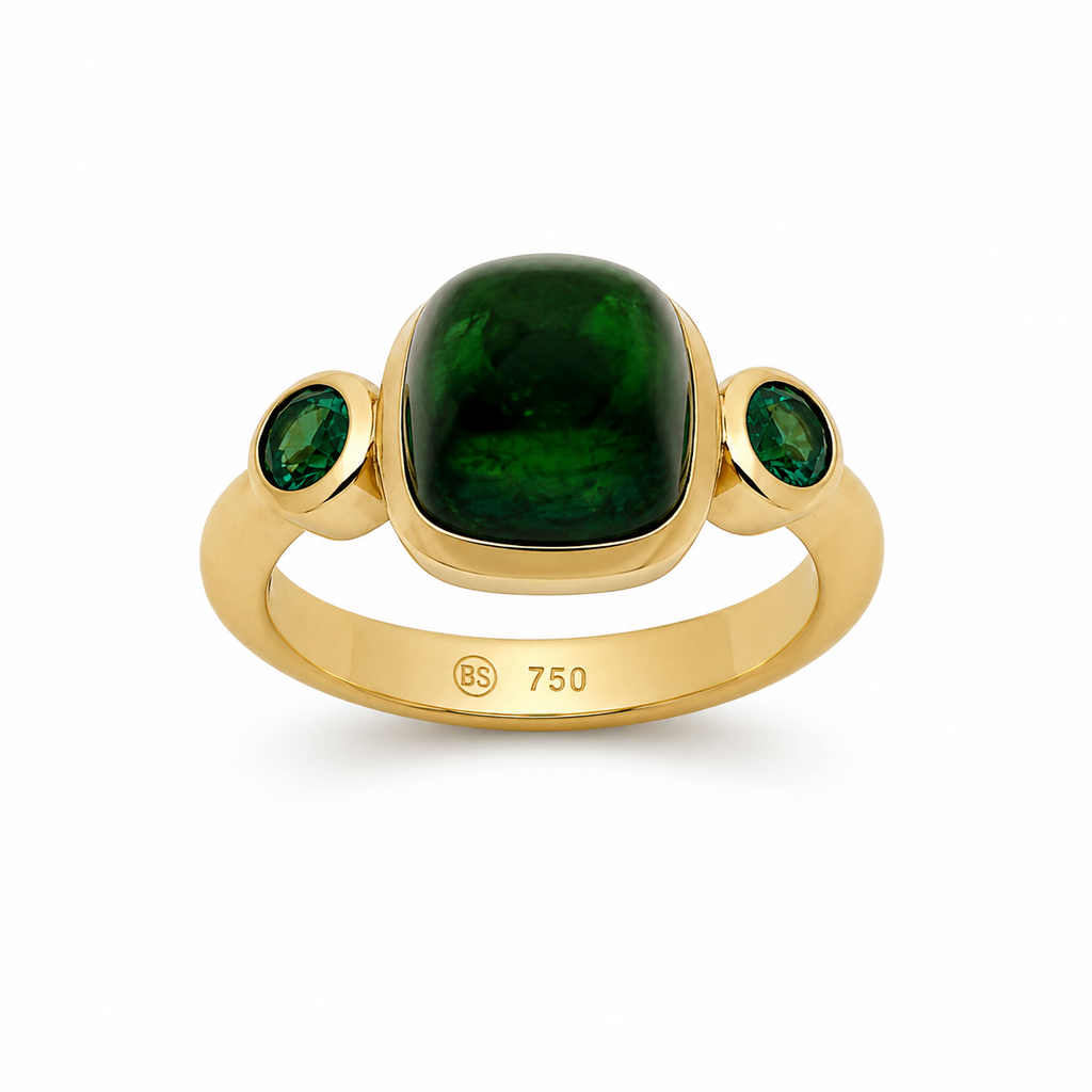 Ring mit grünem Turmalin in Cabochon Cut und 2 Smaragde in 18 kt Gelbgold