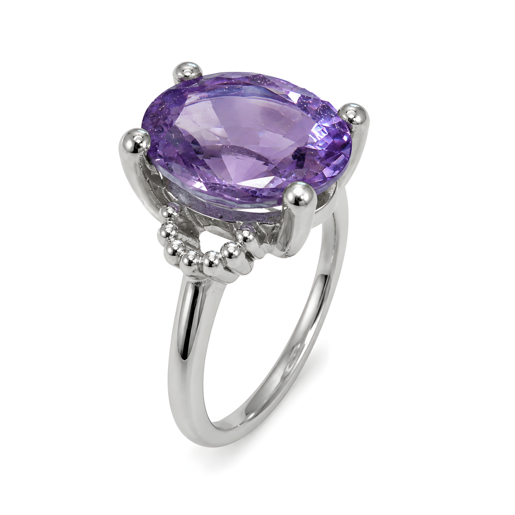 Ring mit Amethyst gefasst mit 4 Krappen in 18 Karat Weissgold