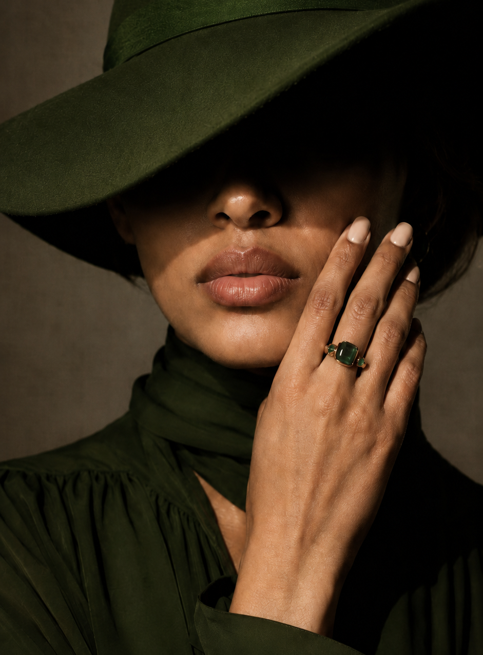 Ring mit grünem Turmalin in Cabochon Cut und 2 Smaragde in 18 kt Gelbgold