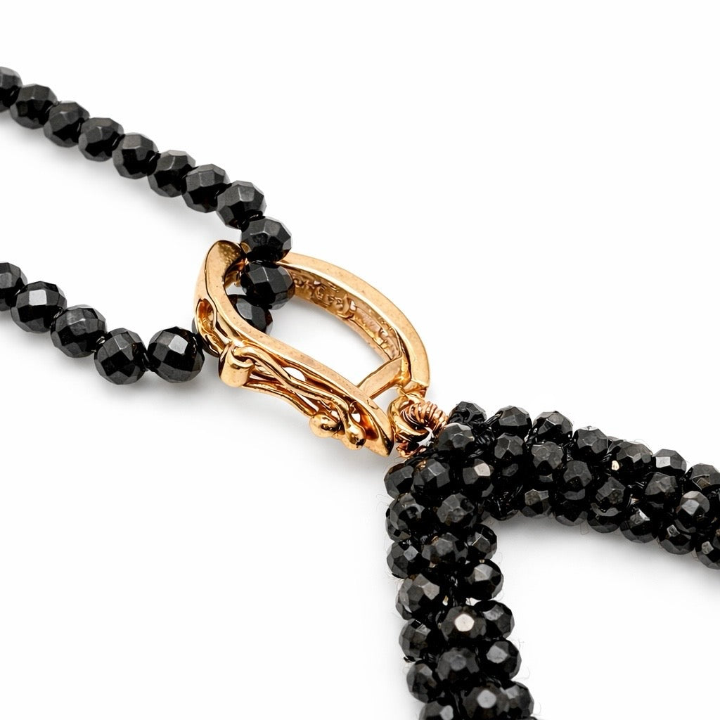 Collier und Anhänger aus Spinell gehäkelt mit rosévergoldetem Silberverschluss