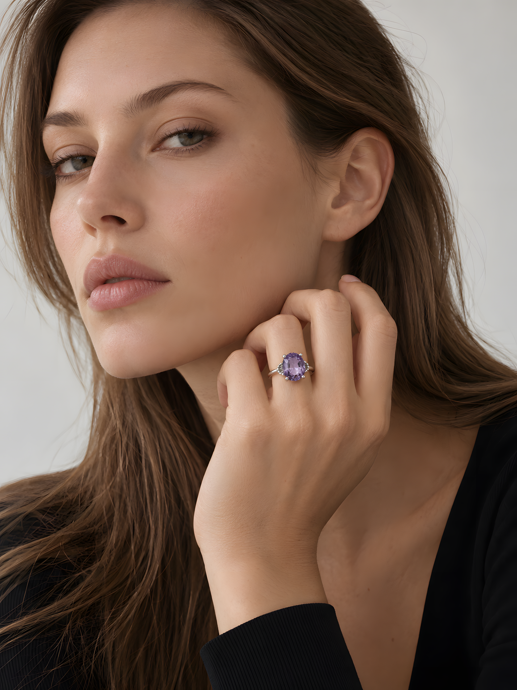 Ring mit Amethyst gefasst mit 4 Krappen in 18 Karat Weissgold