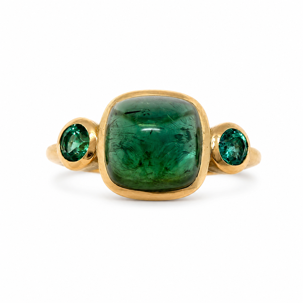 Ring mit grünem Turmalin in Cabochon Cut und 2 Smaragde in 18 kt Gelbgold