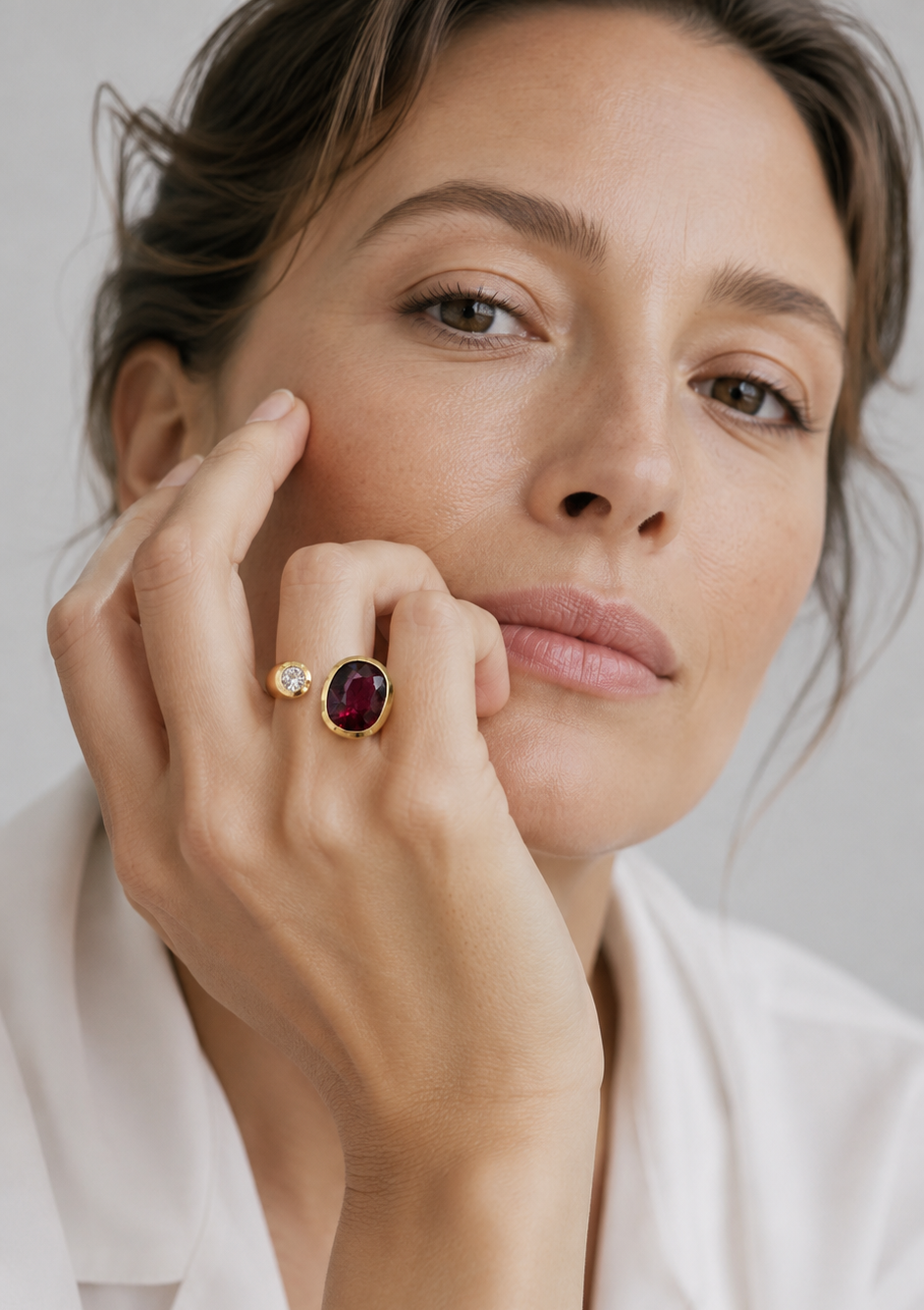 Ring mit Rhodolith und Diamant in 18 Karat Gelbgold handgefertigt