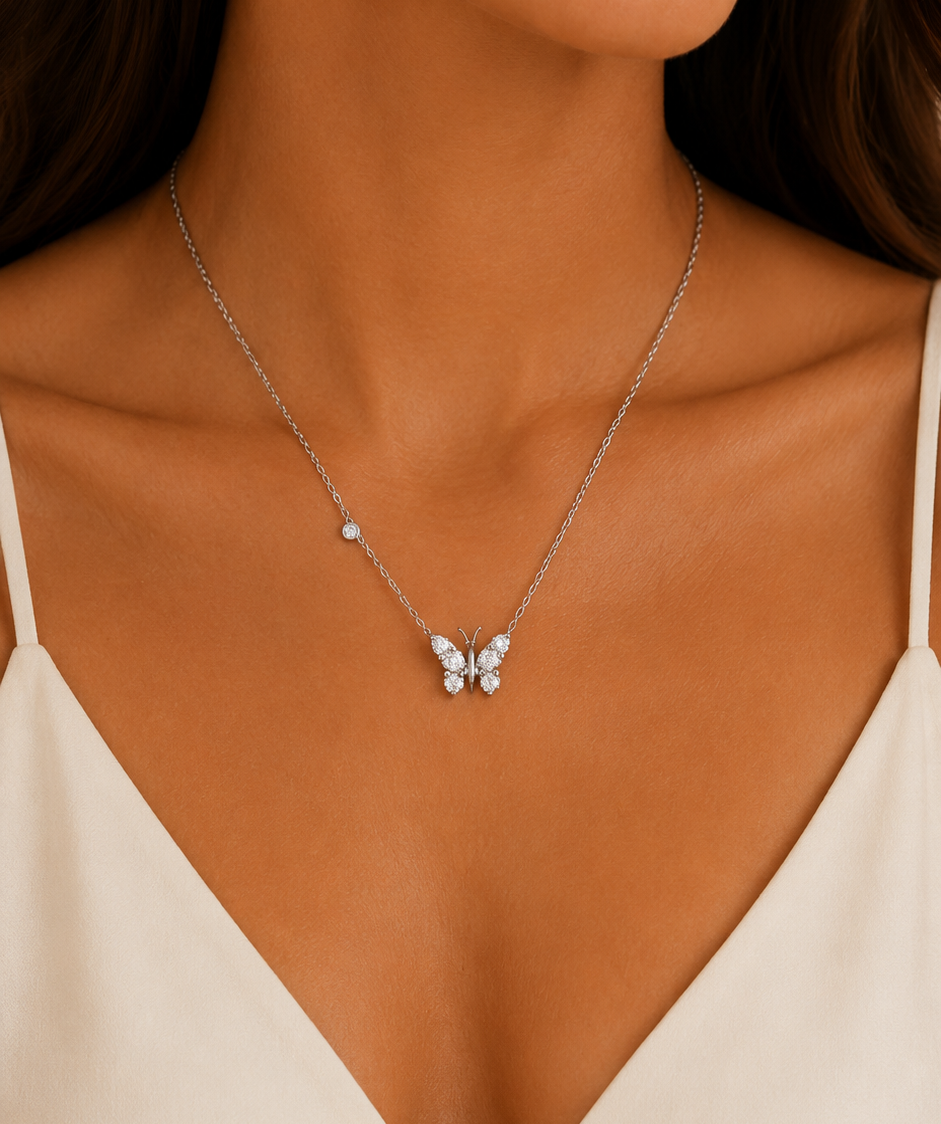 Collier mit Schmetterlingsanhänger und Brillanten in 18 Karat Weissgold