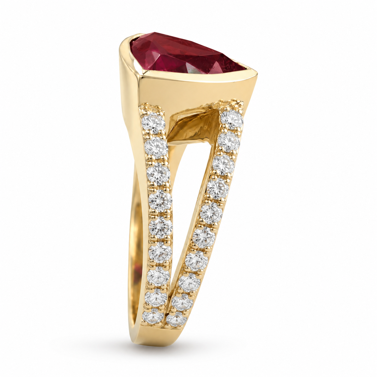 Ring mit Turmalin 2,37ct. und Brillanten 0,66ct. in 18 Karat Gelbgold