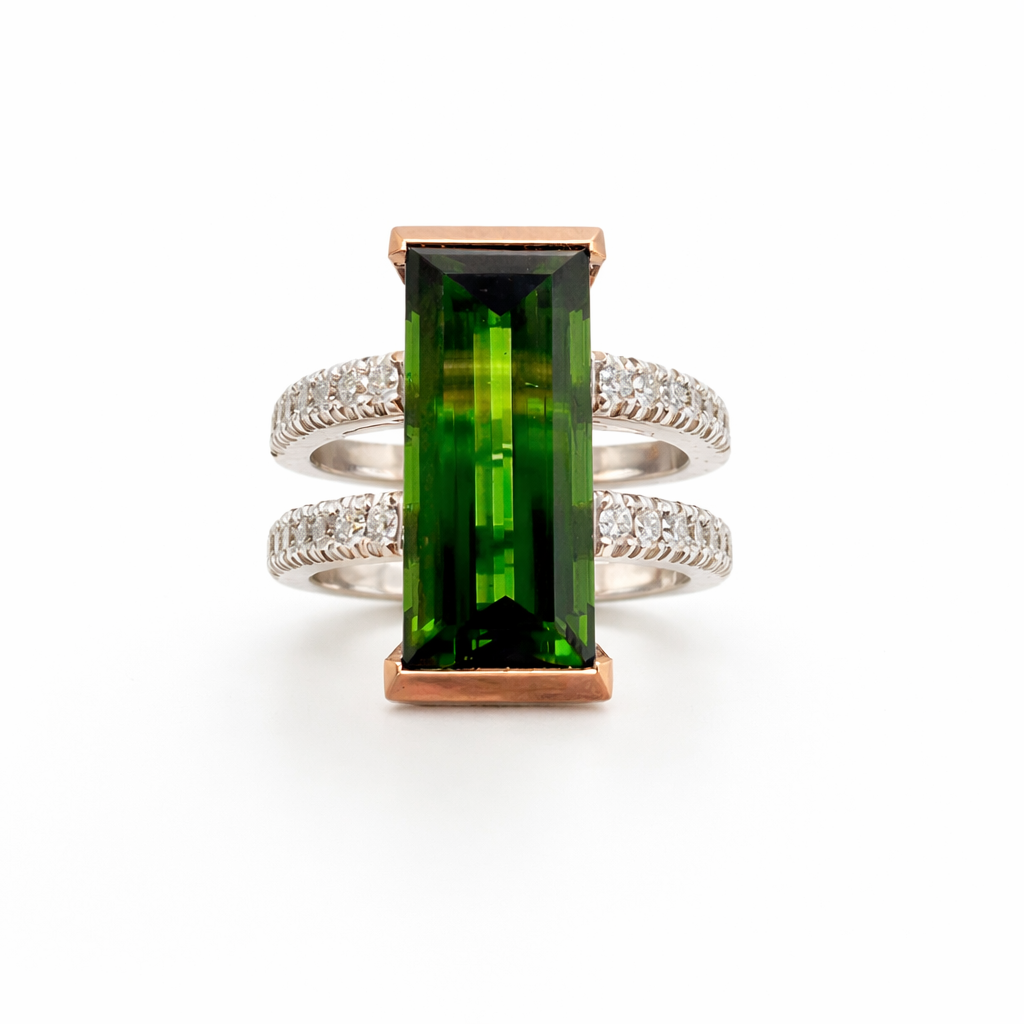 Ring mit grünem Turmalin und Brillanten