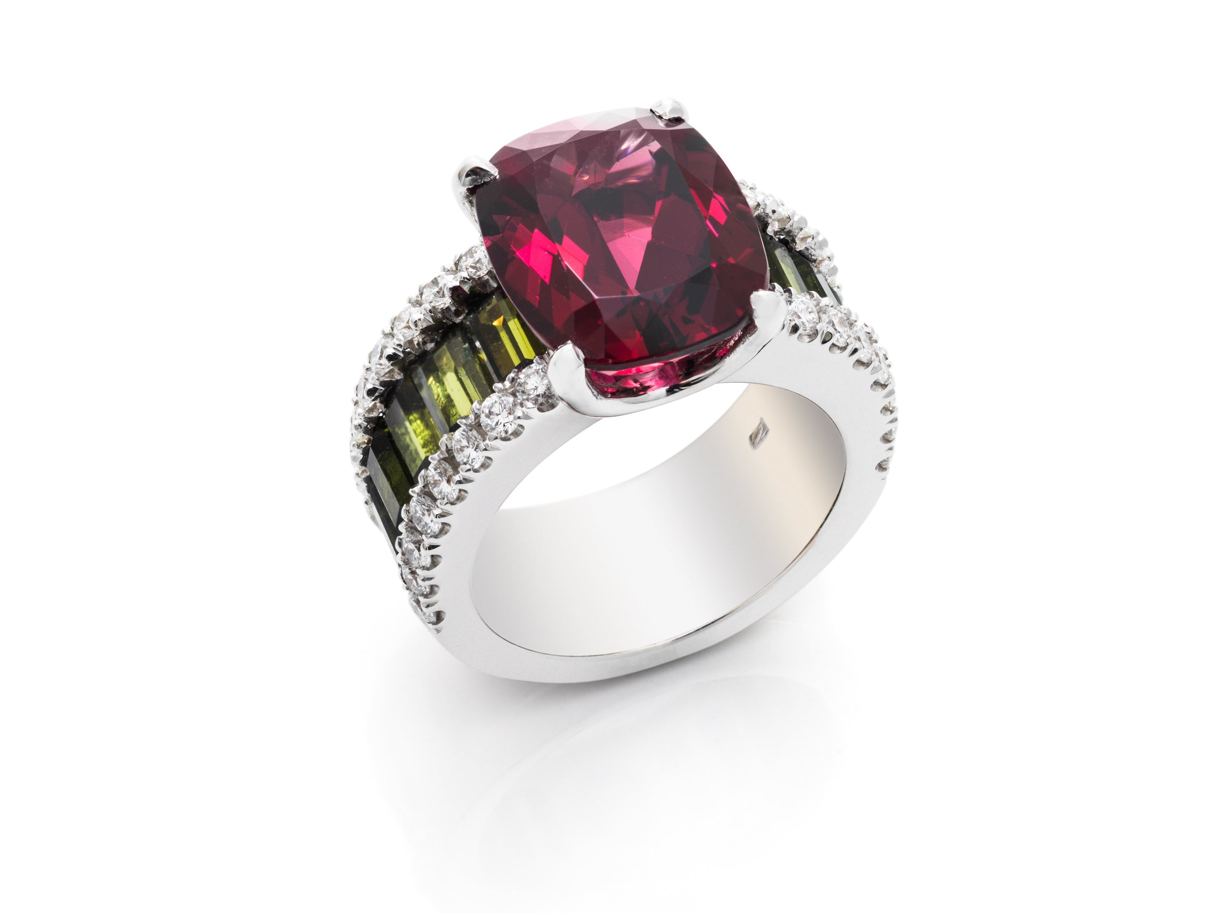 Ring mit Rodolith und Turmalinen in 18 Karat Weißgold