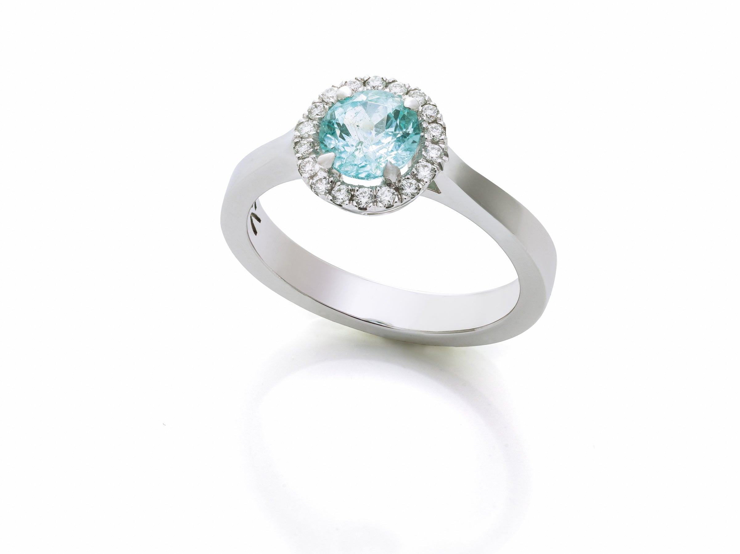 Ring mit Paraiba Turmalin 0,86 ct. und Brillanten 0,13 ct. in 18 Karat Weißgold