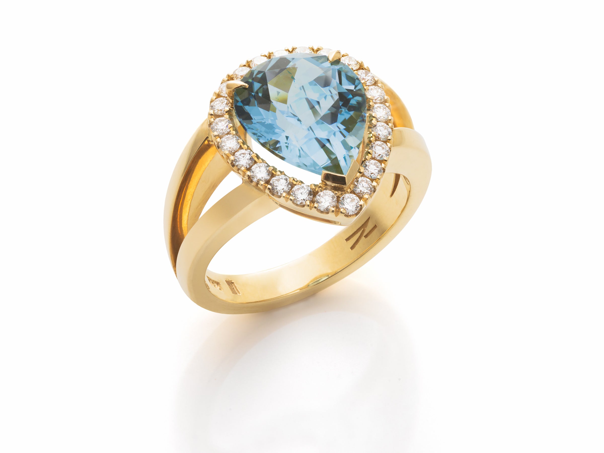 Ring mit Aquamarin und Brillanten in 18 Karat Gelbgold