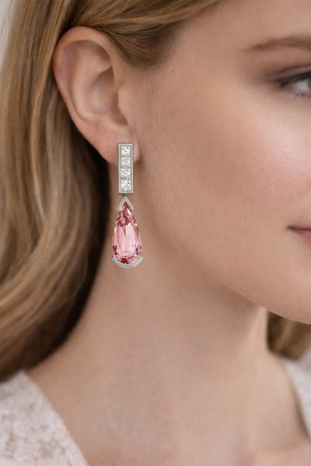 Ohrschmuck mit 5,26 ct. Morganit und 0,72 ct. Diamanten im Prinzessschliff in 18 Karat Weißgold handgefertigt