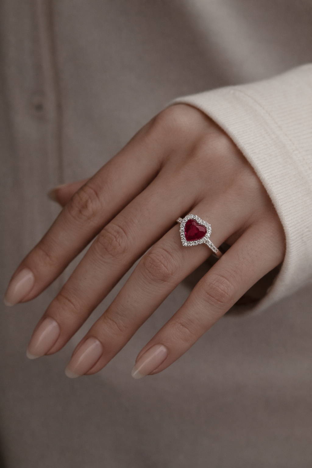 Ring mit Rubin in Herzform 0,96 ct und 34 Brillanten 0,19 ct aus 18 Karat Weißgold