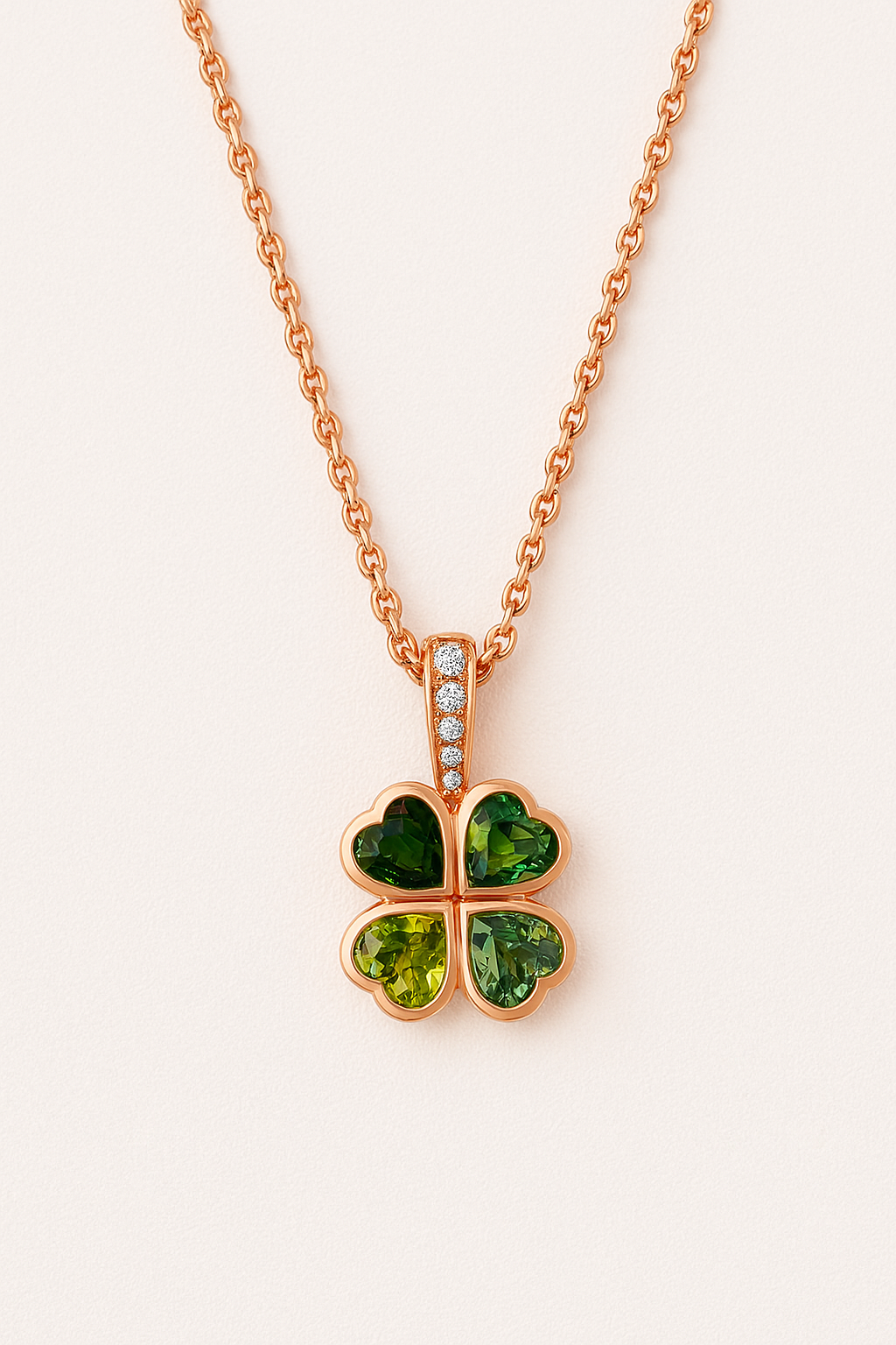 Anhänger mit Turmalinen 1,10 ct. Peridot 0,48 ct. Schlaufe verziert mit Brillanten 0,013 ct. aus 18 Karat Rotgold