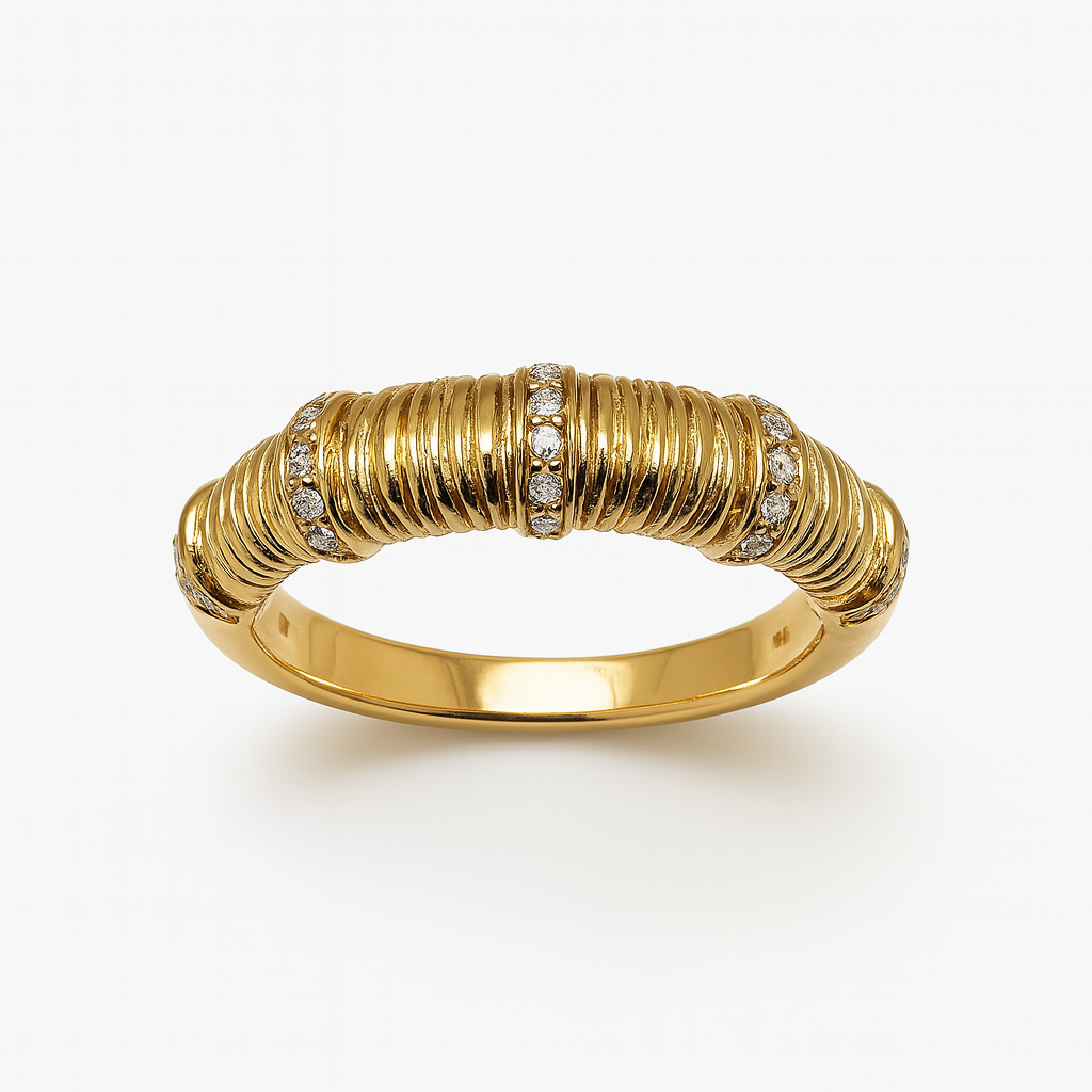 Ring in 18 Karat Gelbgold mit Struktur und Brillanten