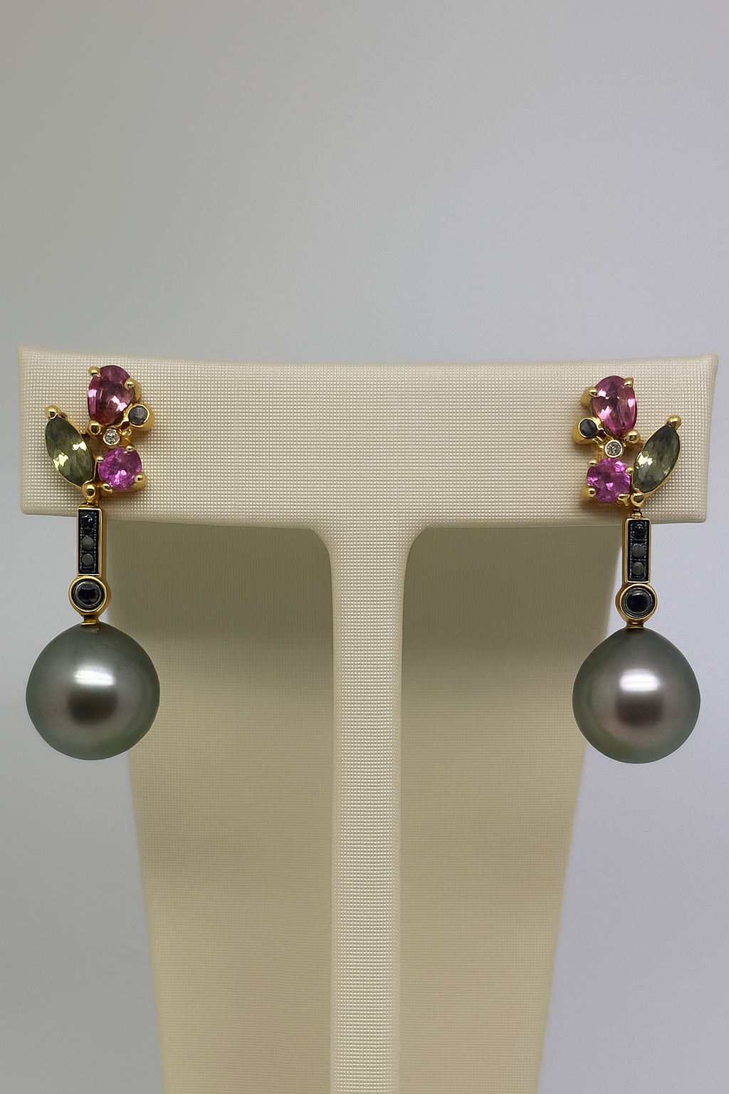 Ohrschmuck mit Tahitizuchtperle, Saphiren und schwarzen Brillanten
