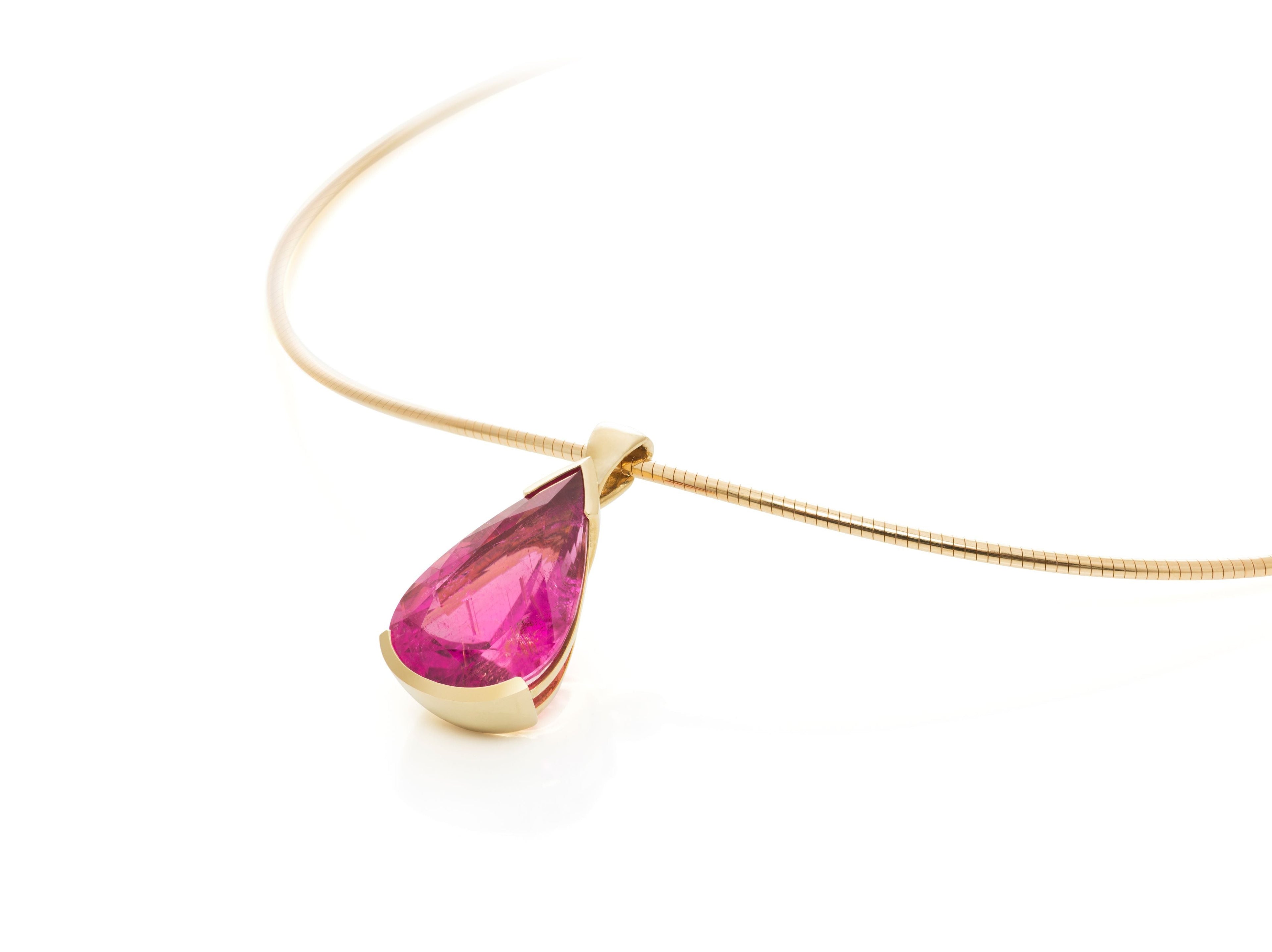 Anhänger mit 16,88 ct. Rubellit in 18 Karat Gelbgold, handgefertigt