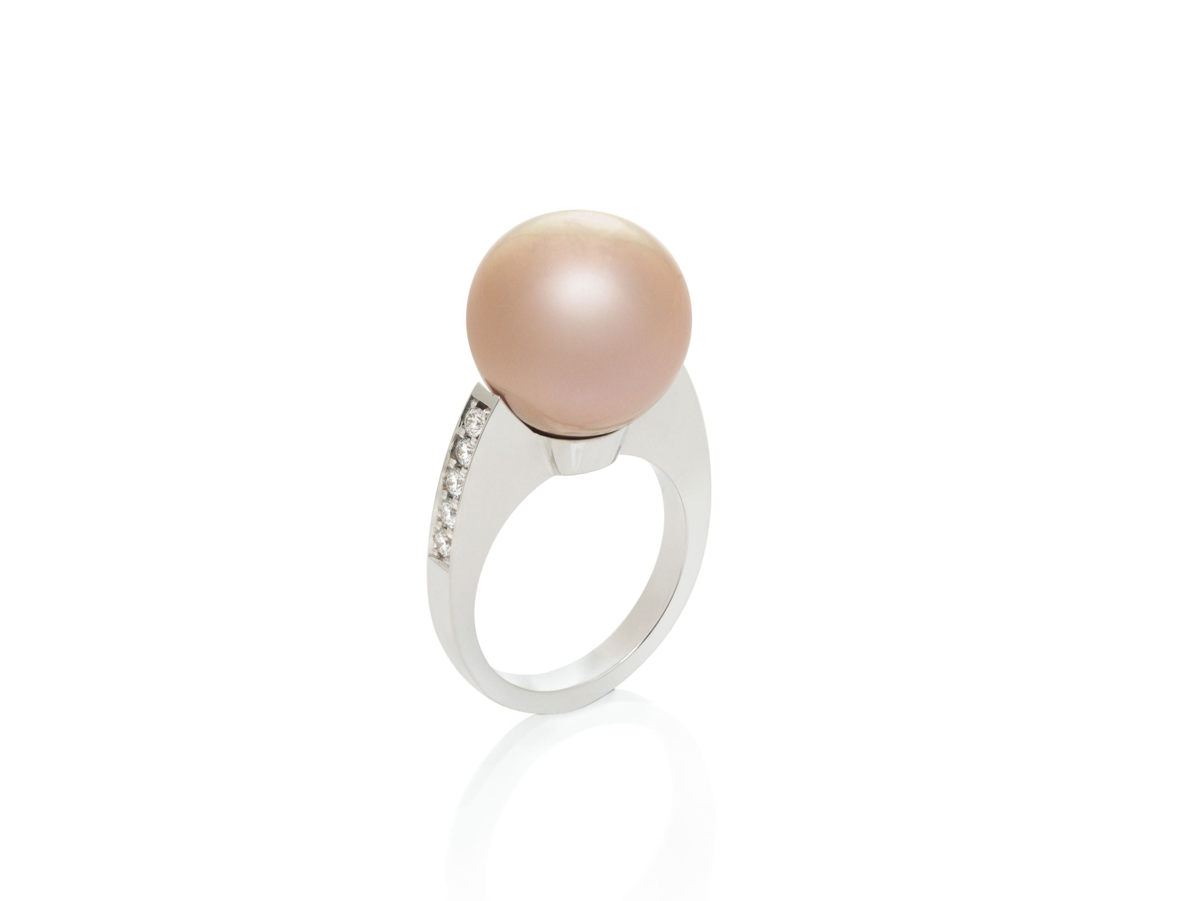 Ring mit Süßwasserzuchtperle 14,8mm rosa und 10 Brillanten 0,33 ct. in 18 Karat Weißgold