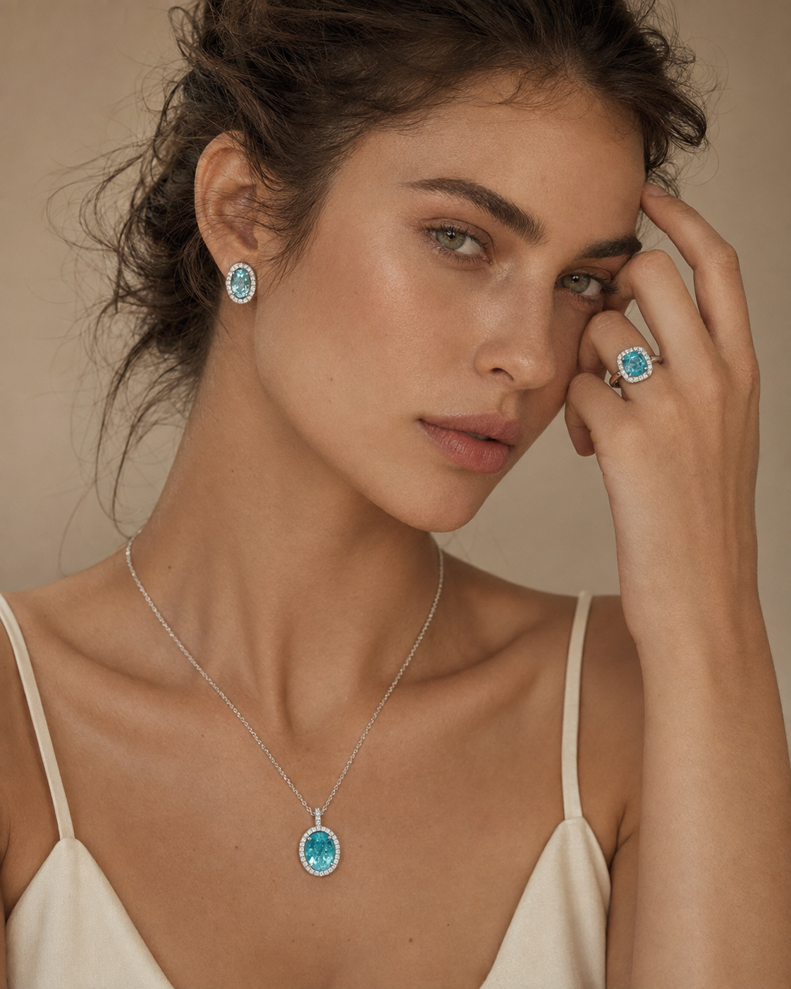 Anhänger mit Paraiba Turmalin 1,65 ct. und Brillanten 0,12 ct. in 18 Karat Weissgold