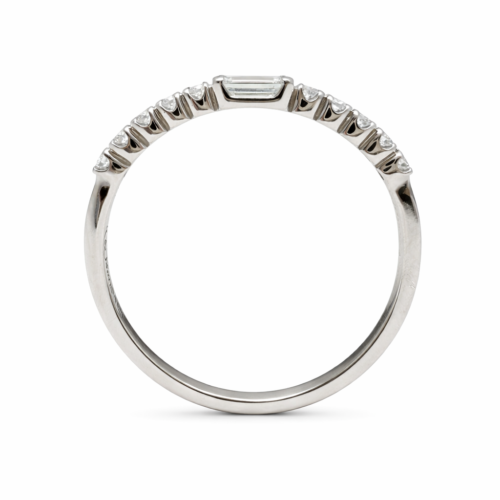Ring in 18 Karat Weißgold und Diamant im Baguetteschliff 0,14 ct. und Brillanten 0,10 ct.