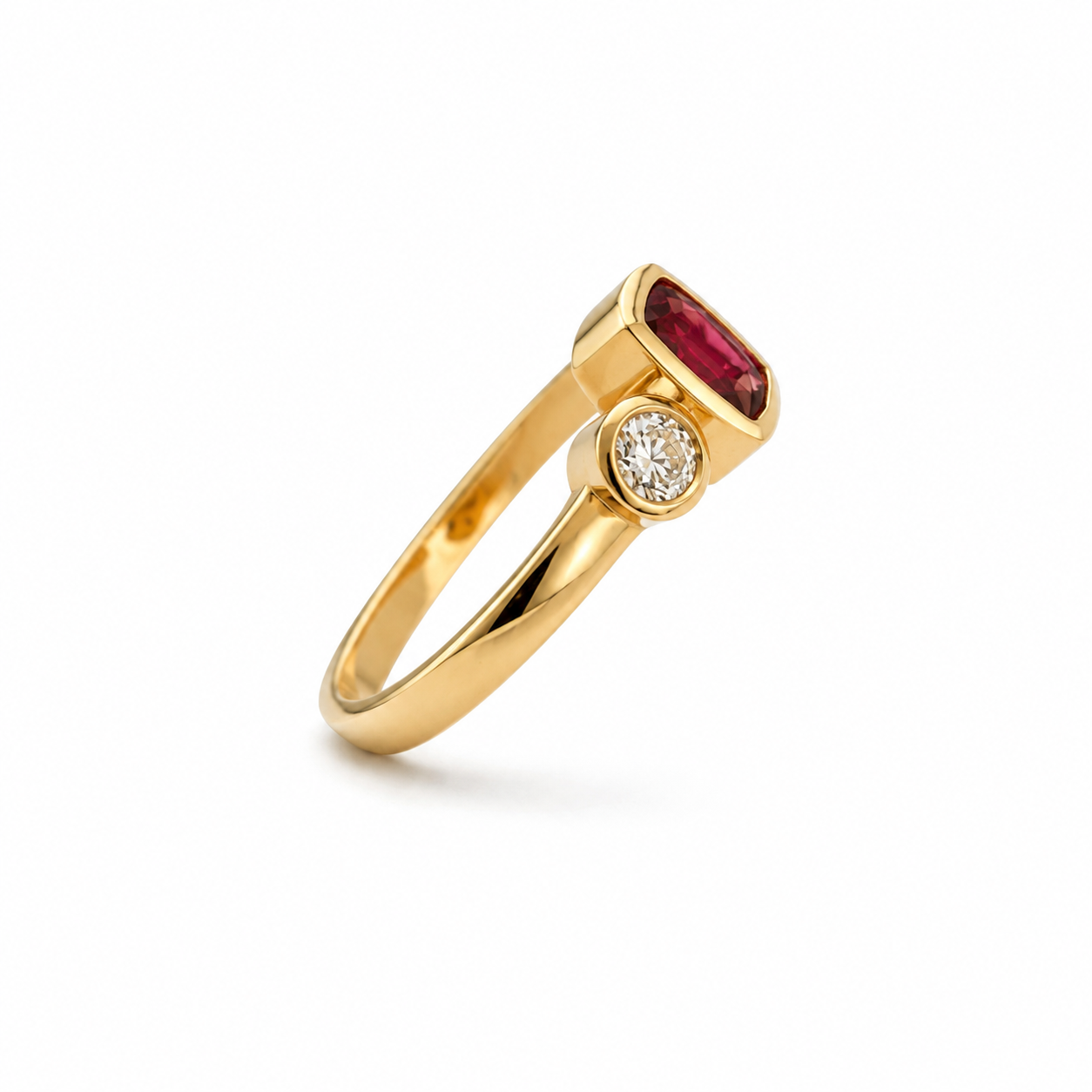 Ring mit Spinell 0,66ct. und Brillanten 0,44ct. in 18 Karat Gelbgold