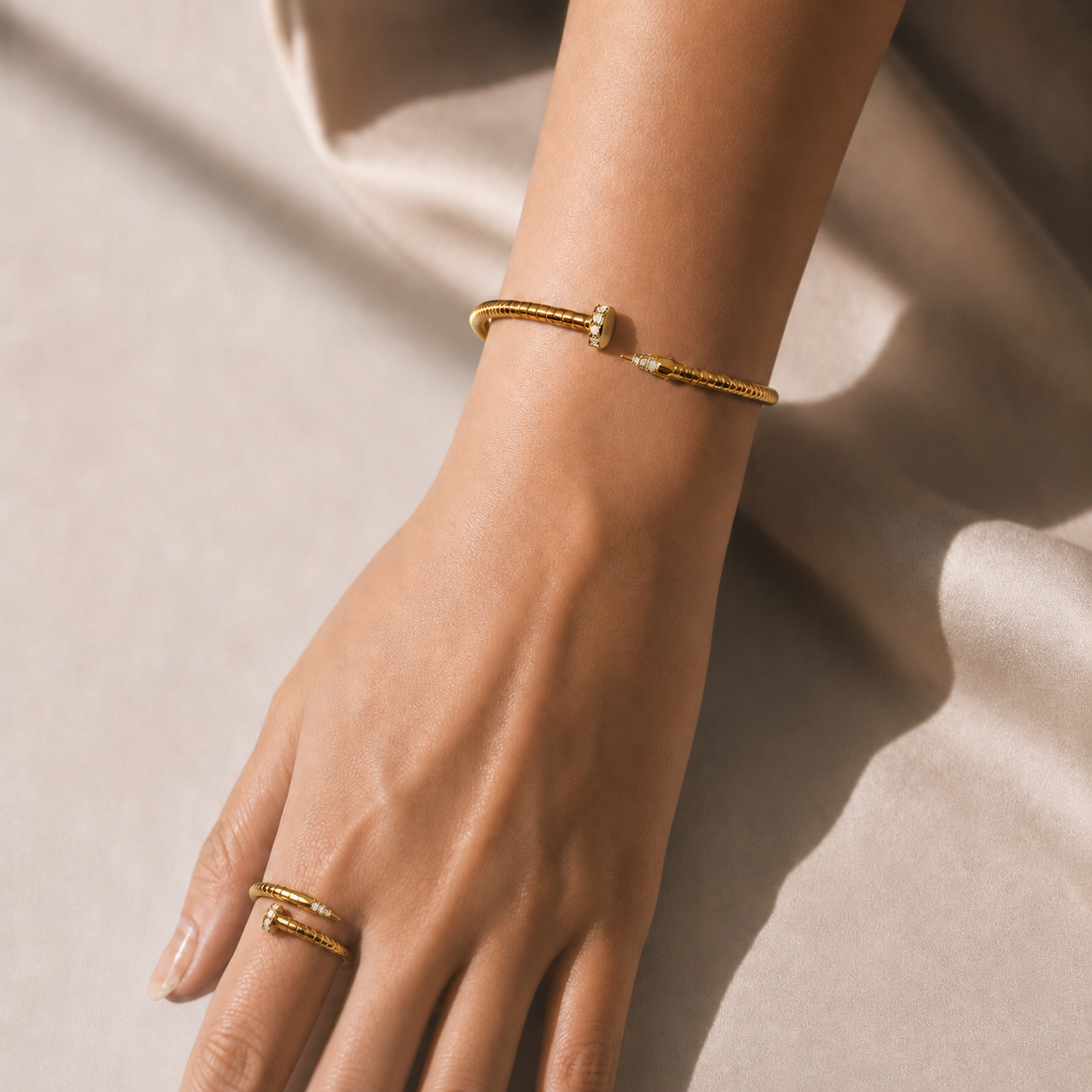 Armband in Nagelform mit Brillanten 0,13 ct in 18 Karat Gelbgold