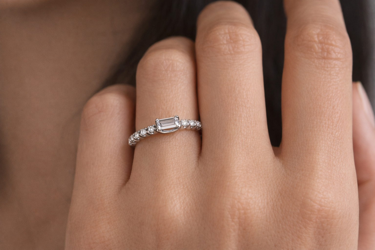 Ring in 18 Karat Weißgold und Diamant im Baguetteschliff 0,14 ct. und Brillanten 0,10 ct.