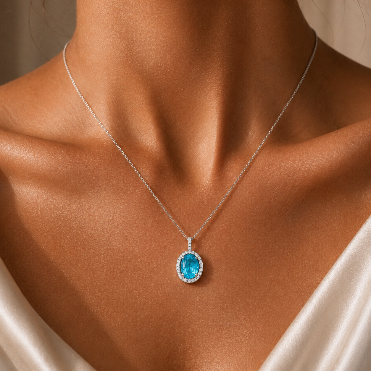 Anhänger mit Paraiba Turmalin 1,65 ct. und Brillanten 0,12 ct. in 18 Karat Weissgold