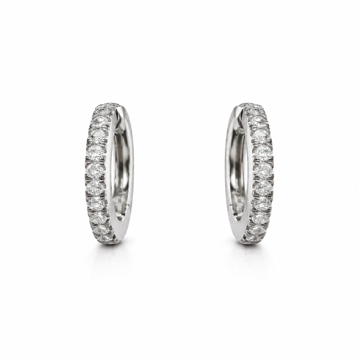 Creolen in 18 Karat Weißgold mit Brillanten 0,18 ct