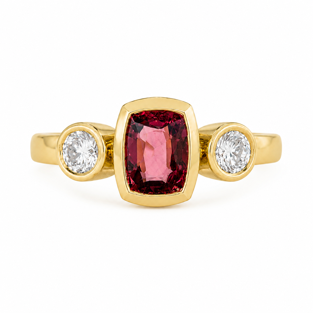 Ring mit Spinell 0,66ct. und Brillanten 0,44ct. in 18 Karat Gelbgold
