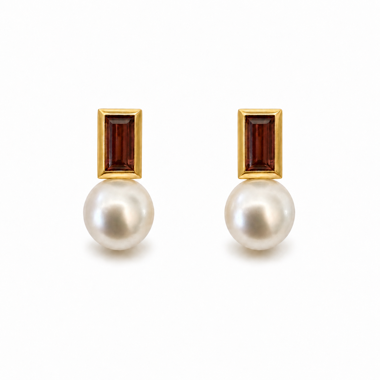 Ohrschmuck mit Perlen 19,26ct. und Rhodolith 1,33ct. in 18 Karat Gelbgold