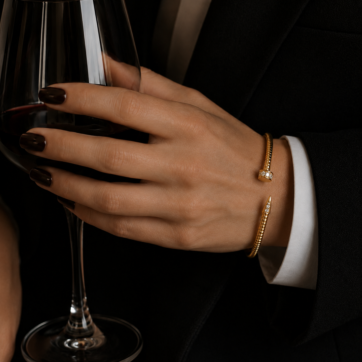 Armband in Nagelform mit Brillanten 0,13 ct in 18 Karat Gelbgold