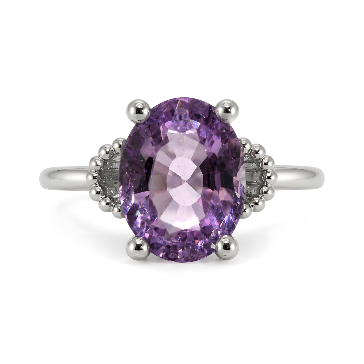 Ring mit Amethyst gefasst mit 4 Krappen in 18 Karat Weissgold